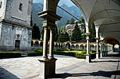 La Collegiata di San Lorenzo a Chiavenna. Il portico.